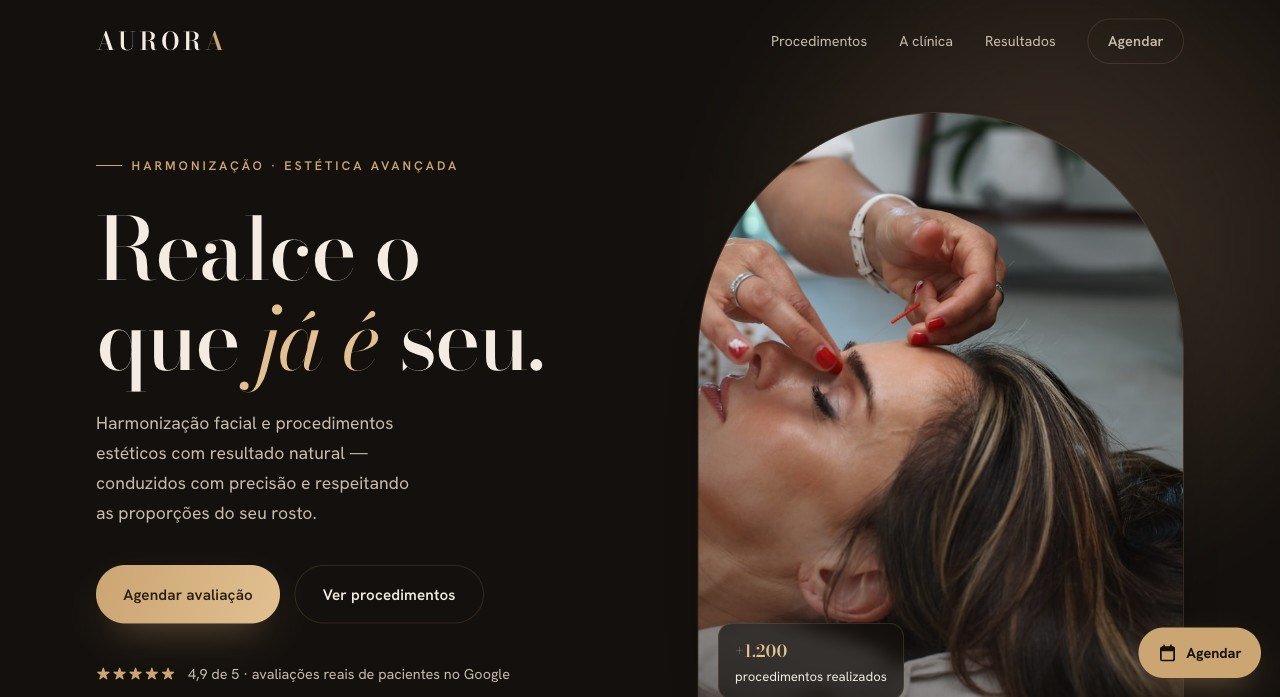 Página inicial da clínica fictícia Aurora Estética, com o título Realce o que já é seu sobre fundo escuro e a foto de um procedimento facial.