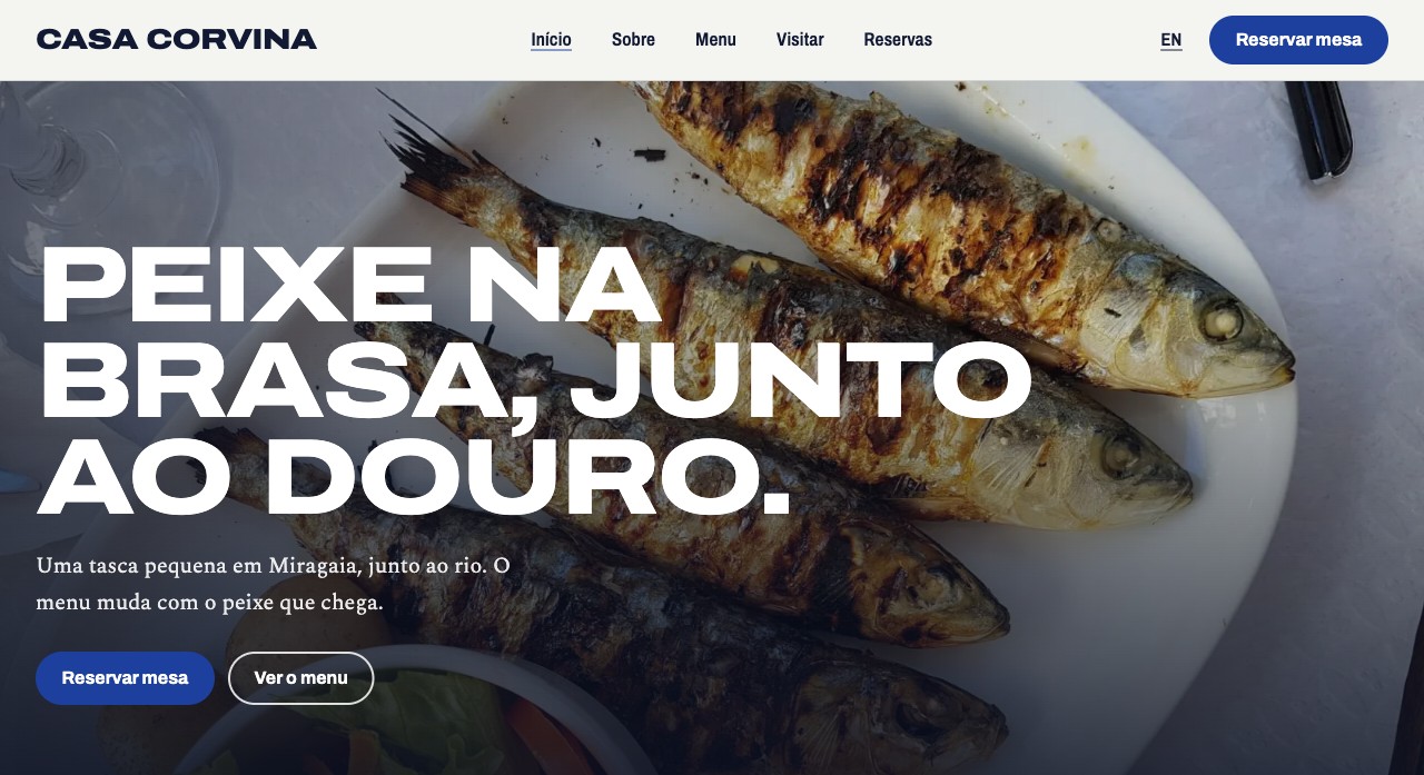 Página inicial do restaurante fictício Casa Corvina, com o título Peixe na brasa, junto ao Douro sobre a foto de sardinhas grelhadas.