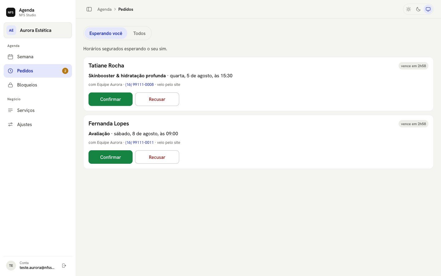 Tela de pedidos do painel, com dois horários aguardando confirmação e os botões Confirmar e Recusar.