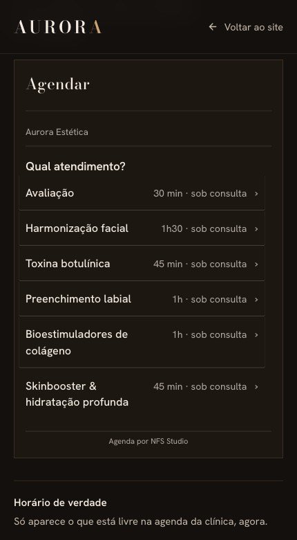 A agenda numa página escura, com acento dourado, cantos retos e fonte serifada.